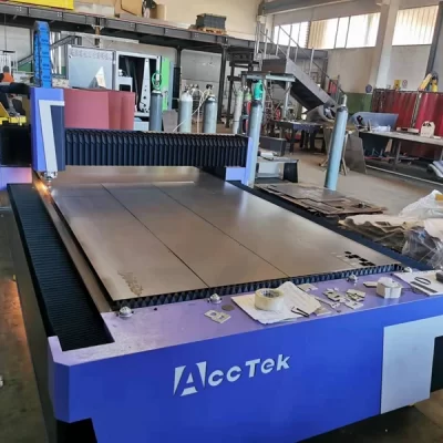 Full-enclosed Type Fiber Laser Cutting Machine 1500*3000mm Metal Aluminum Steel Sheet Cutting Pattern Engraving Machine 1kw 3kw