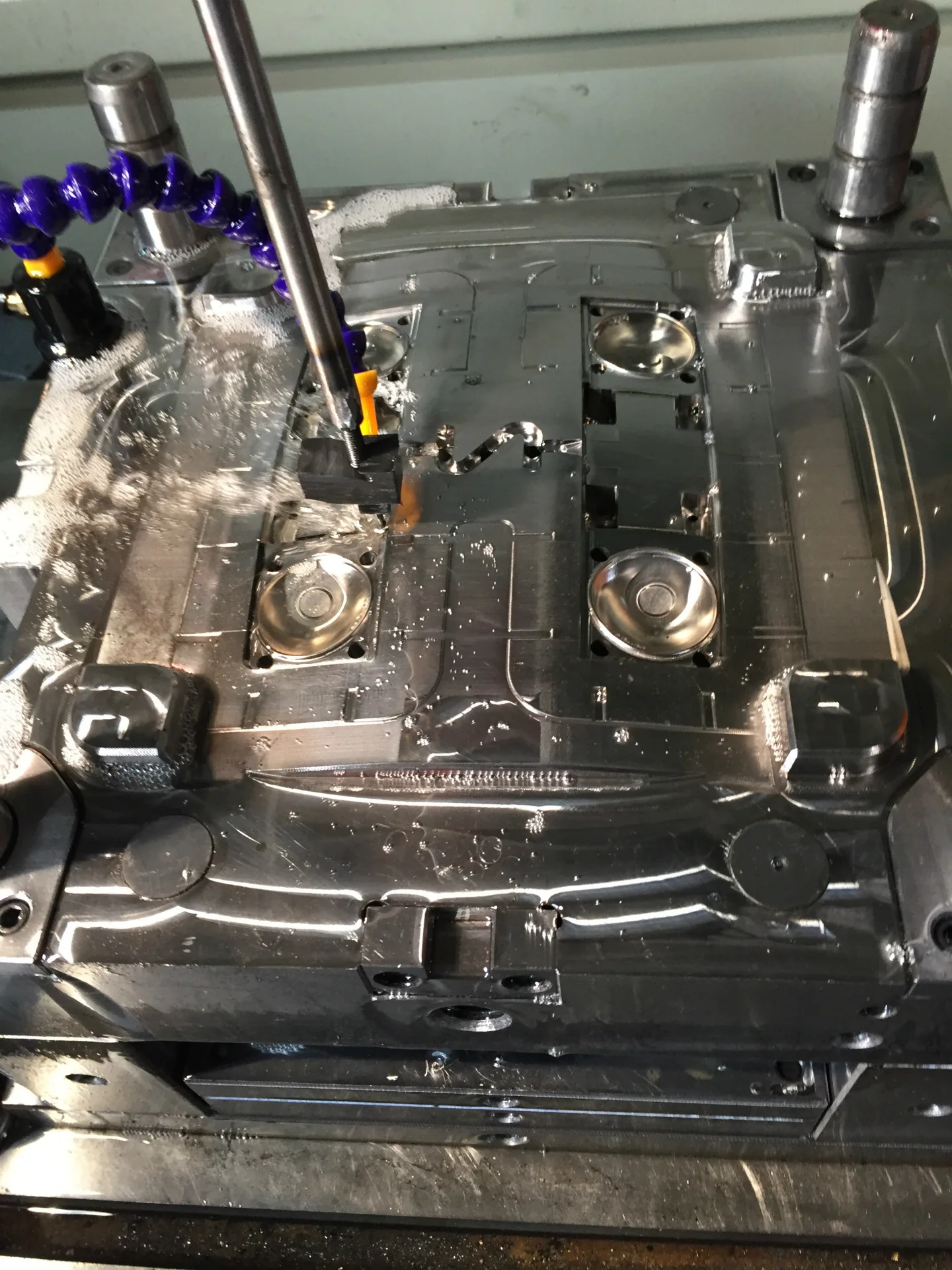 Plastic-Tooling-Mould-Automotive-Parts-Molding-Car-Auto-Headlight-Lamp-Shell-Mold-2