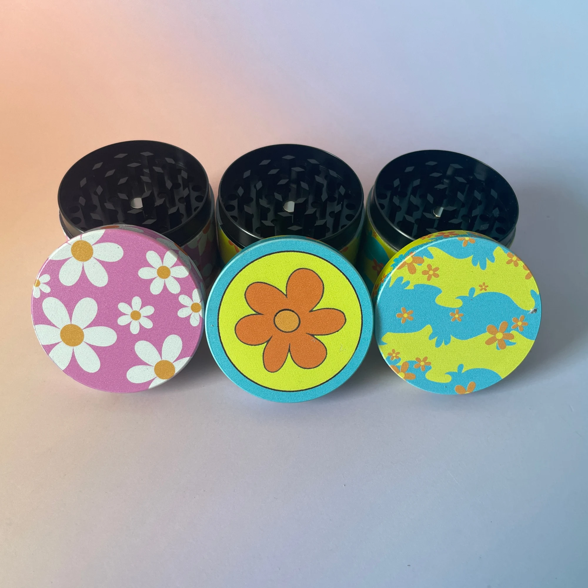 Moedor de ervas de metal com flor de margarida laranja de 2" - Image 5