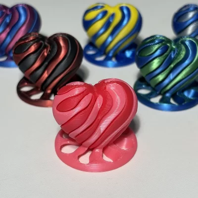 Pirâmide rotativa impressa em 3D Pirâmide tridimensional Brinquedo Acessórios de mesa Pirâmide rotativa engraçada Decoração interior ה