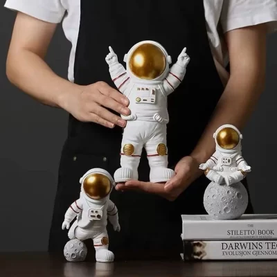 Novo astronauta estatuetas de resina natal spaceman lua escultura decorativa cosmonauta estátuas miniaturas presente para decoração casa