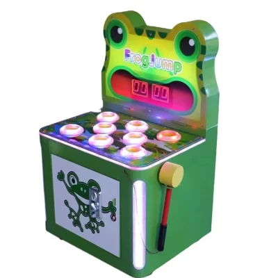 A sapo equipa crocodilo para tocar máquina de martelo arcade
