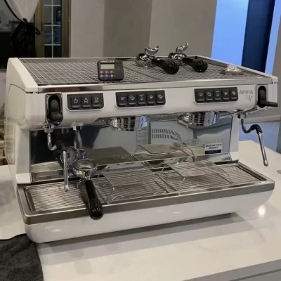 Café semiautomático Custom Life preto e branco