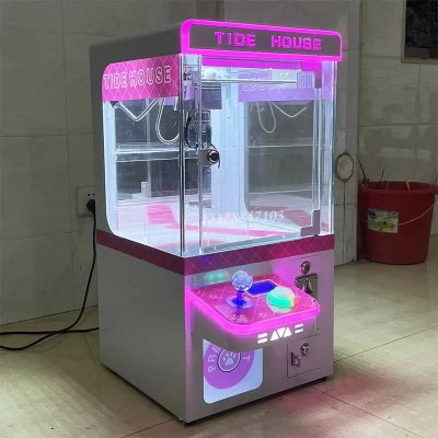 Mini máquina comercial doméstica para agarrar bonecas infantis pequena