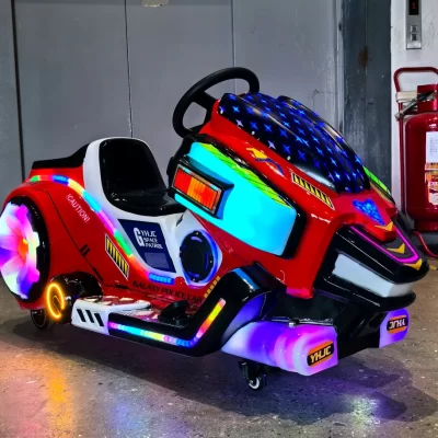 Parque de diversões ao ar livre crianças viajam carros de pára-choques