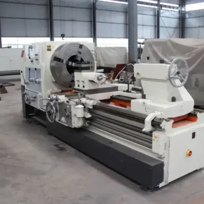 Torno Convencional Grande para Usinagem e Torneamento de Peças Cilíndricas