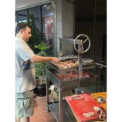 O churrasco oferece churrasqueira argentina móvel de alta qualidade