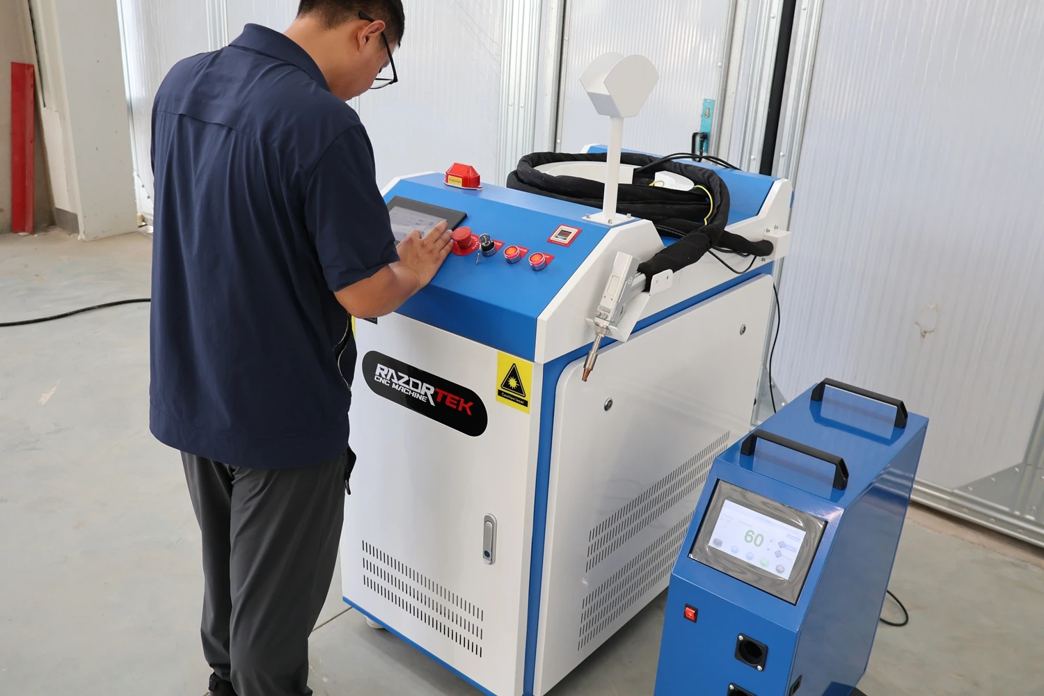3000W Poderosa 4 em 1 Máquina de corte e limpeza de soldagem a laser de fibra portátil com pistola Sup para metal, alumínio, aço carbono, ferrugem