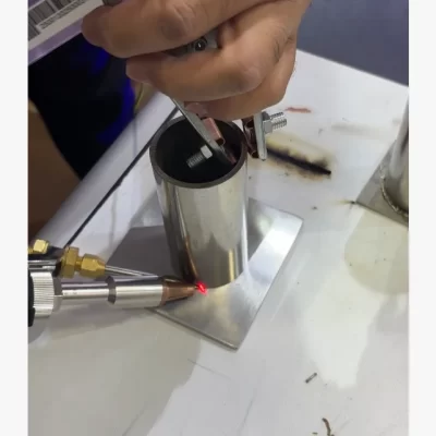 Máquina de solda a laser de fibra portátil multiuso para arte em metal, reparo de joias e tarefas de soldagem de precisão