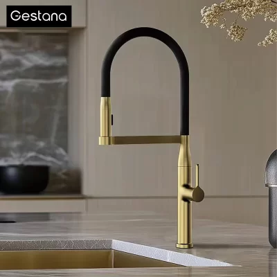 Luxo escovado ouro latão pull out torneira da cozinha com cartucho de cerâmica água quente e fria pia moderna high end pulverizador durável