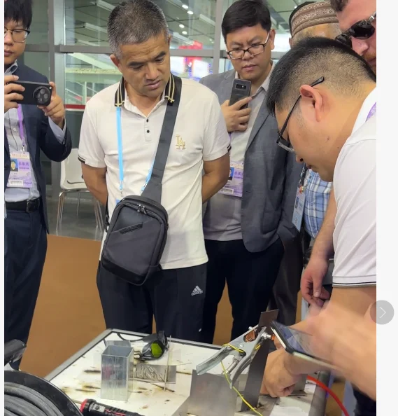 Professional Handheld Fiber Laser Welding Machine With Air Cooling System Four In One Design For Easy Operation