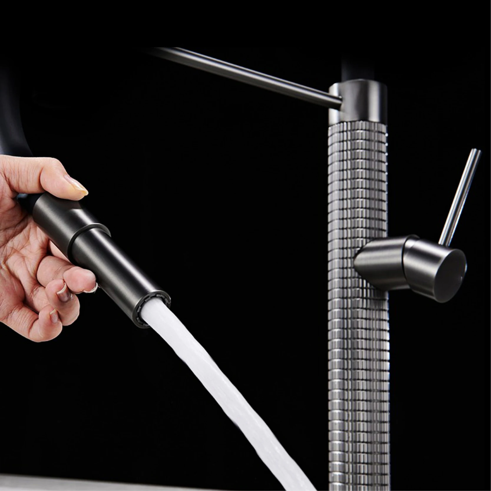 Luxo latão escovado ouro torneira da cozinha moderna um punho cartucho de cerâmica água quente/fria pull out spray 360 giratória pia - Image 5