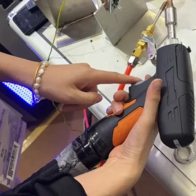 Máquina de solda a laser portátil de alta potência 3000W com sistema de resfriamento de ar para soldagem de placas de metal mais grossas