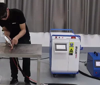 Portable handheld laser welder 1500W 2000W mini type water cooled 4in1 fiber laser welding machine with cleaning cutting