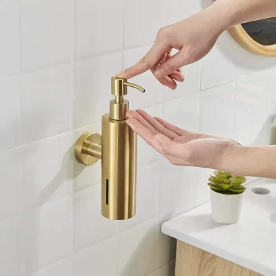 Dispensador de sabão de parede 304 aço inoxidável escovado ouro manual dispensador de sabão hotel banheiro dispensadores de sabonetes líquidos