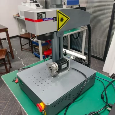 Máquina de marcação a laser de fibra refrigerada a ar, sem necessidade de resfriador externo, instalação simples, operação plug and play, baixo custo de corrida