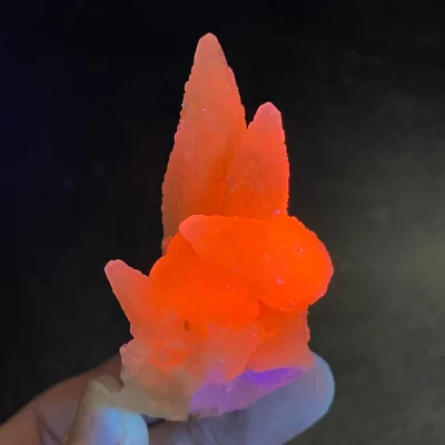 Pedra natural pena calcita cristal cluster efeito de fluorescência mineral cru quartzo rocha amostra decoração cura áspera