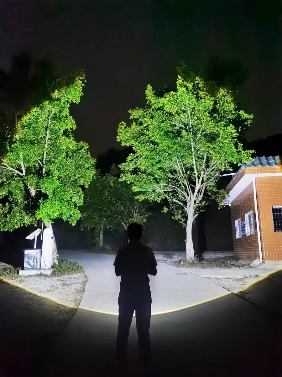 Lanterna LED de alta potência de 1.000.000 lúmens com baterias duplas integradas, tocha recarregável portátil, lanterna tática de acampamento - Image 4