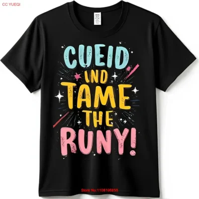 Camiseta preta colorida com Bold CUEID IND TAME THE RUNY Print Stars vintage lavado elegante top gráfico para uso diário