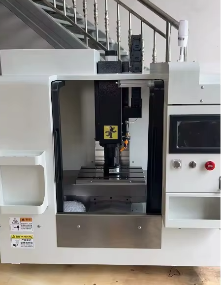 Máquina de Fresagem CNC Vertical VMC215 com Precisão de 0,01mm, Centro de Usinagem de Mesa com Spindle ER20 BT20 para Processamento de Artesanato em Metal