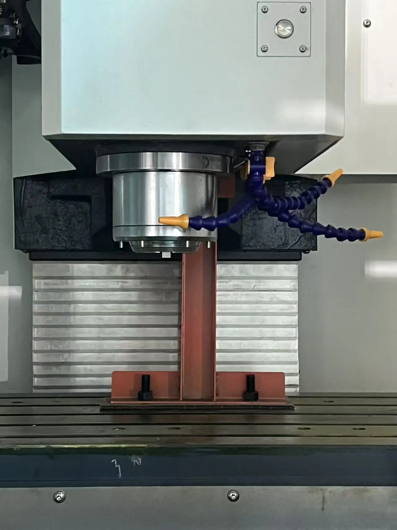Centro de Usinagem Vertical VMC 650 CNC de 5 Eixos com Sistema de Controle GSK, Spindle Único, Recursos Automáticos e BT40 para Fresagem de Metal - Image 4