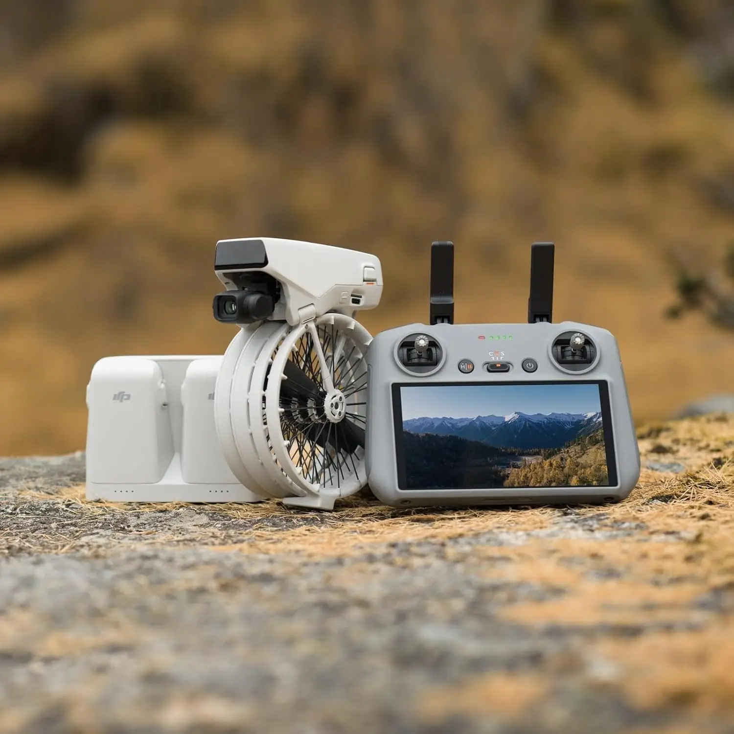 Dron DJI Flip Fly More Combo con Control Remoto RC 2 con Pantalla, Dron con Cámara 4K UHD para Adultos, Despegue desde la Palma de la Mano, Retorno Automático, Vuelo Inteligente, 3 Baterías para 93 Minutos de Tiempo de Vuelo - Image 2