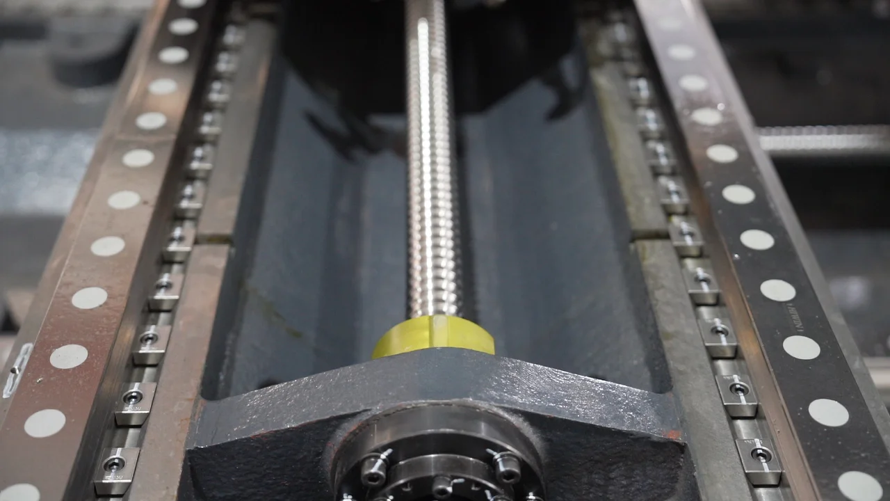 Centro de Usinagem CNC VMC 855 de Alta Performance com Troca Automática de Ferramentas (24 Ferramentas) BT40 e Peças Inclusas - Image 6