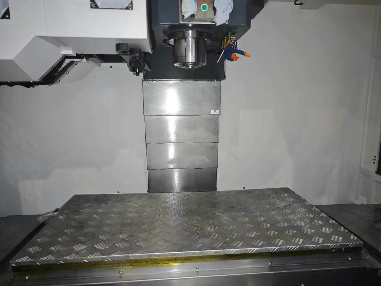 Centro de Usinagem Vertical de Alta Precisão SYNTEC CNC CV-1370 BT40 com Controle de Eixo Único - Image 6