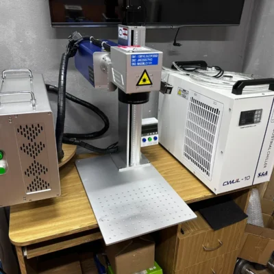 Máquina de Marcação a Laser UV 5W/10W/15W Raycus com Eixo Z Automático para Gravação e Corte de Metal, Múltiplas Opções de Tamanho