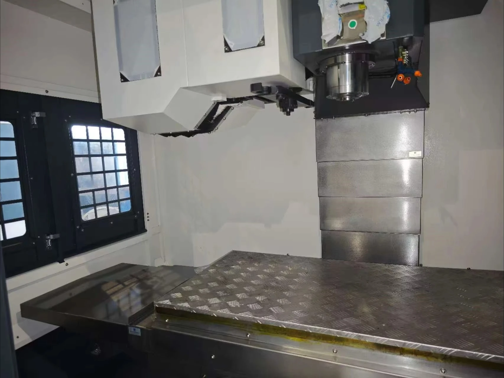 Centro de Usinagem Vertical de Alta Precisão SYNTEC CNC CV-1370 BT40 com Controle de Eixo Único - Image 4